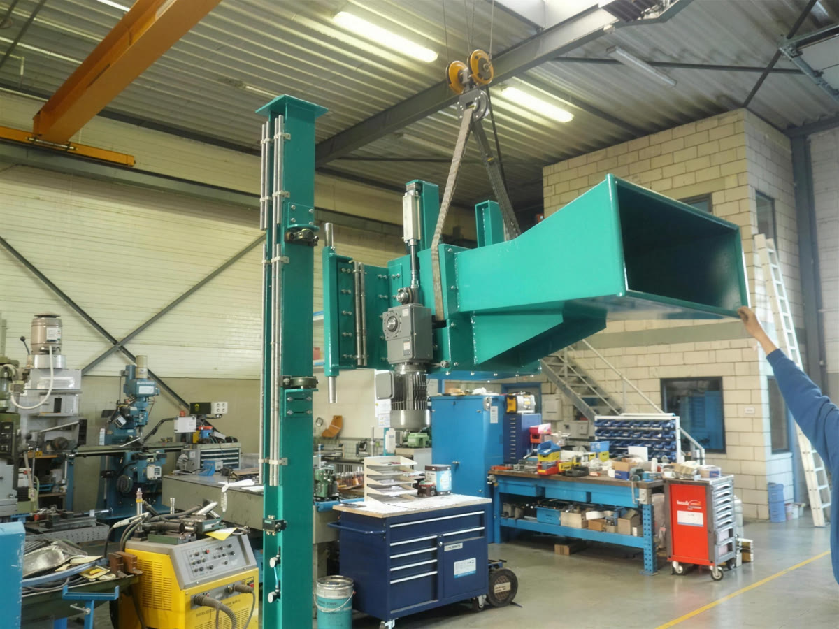 Maatwerkinstallatie met afzuigkanaal in de werkplaats