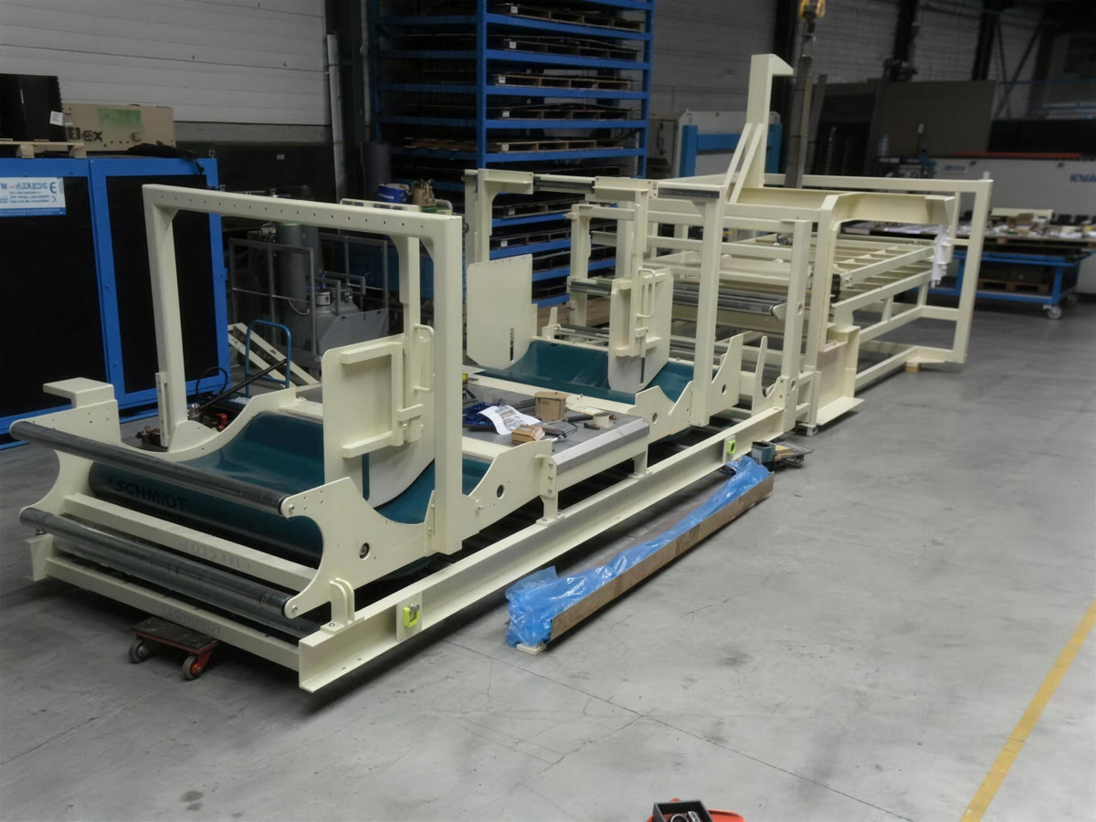 Machineframes en transportsysteem in de werkplaats