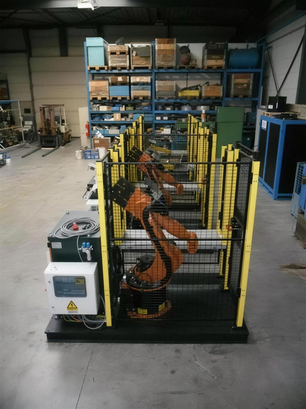 Industriële robot in een beveiligde cel