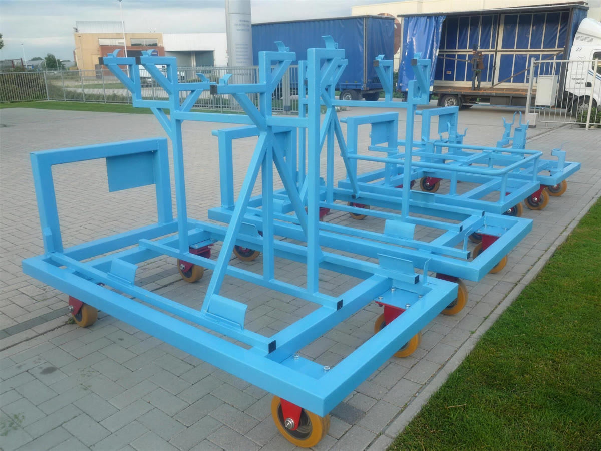 Blauwe rolbare transportframes buiten op het terrein