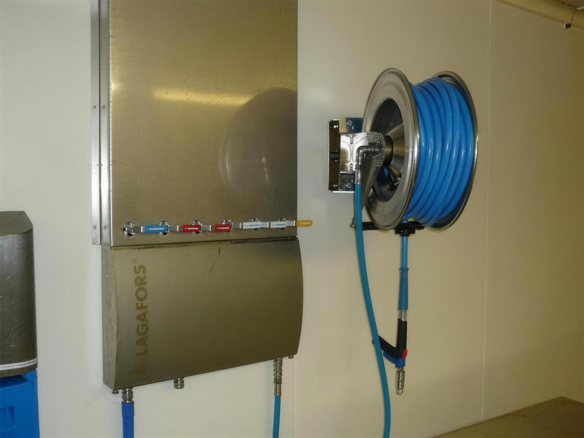 Reinigingsstation en slanghaspel aan de wand
